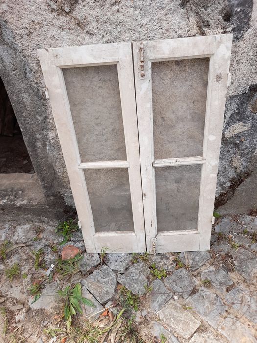Janela de madeira maciça duas folhas.