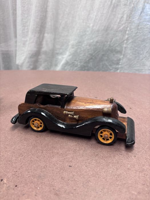 Carro em miniatura de madeira
