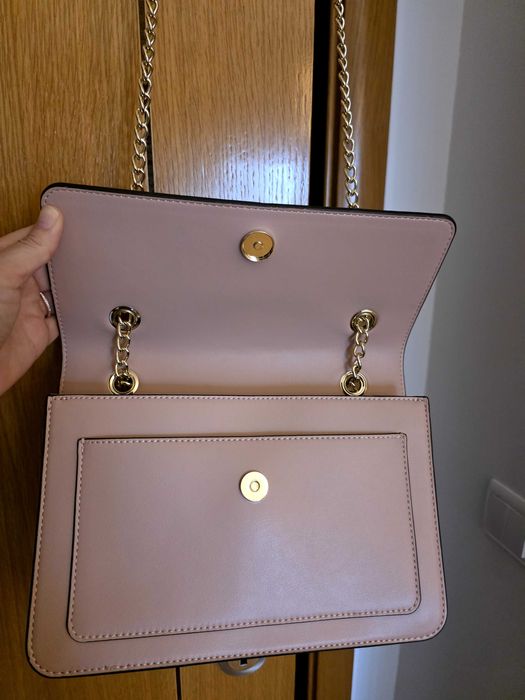 Mala Guess rosa, versátil pode usar como mala ao ombro ou tiracolo