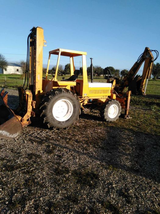 Máquina multifuncoes, 4x4 com retro,, pa carreg,peso traseiro