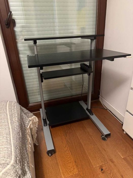 Biurko z ręczną regulacją wysokości + wygodne krzesło biurowe ZESTAW