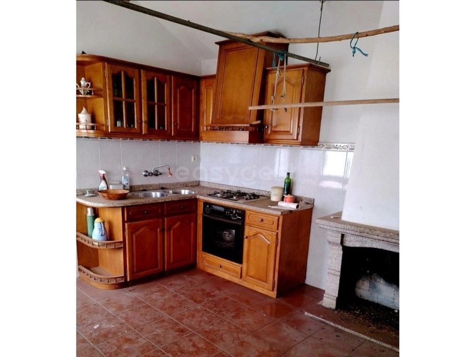 Moradia duplex espaçosa com 5 quartos e varanda - Lagoaça