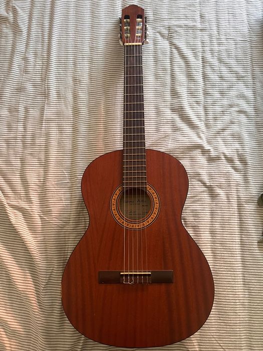 Guitarra de marca portuguesa Artis