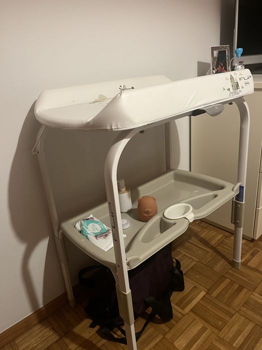 Mudador de bebe com espaço para banheira