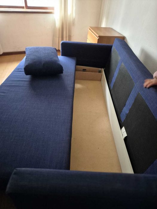 Sofa-cama azul em estado novo