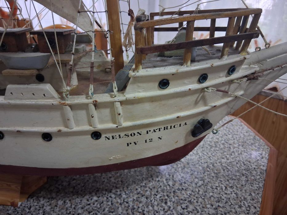 Barco feito de forma artesanal antigo