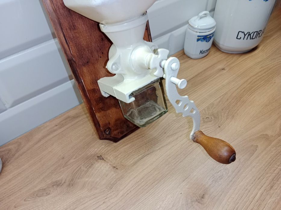 Przedwojenny wiszący młynek do kawy