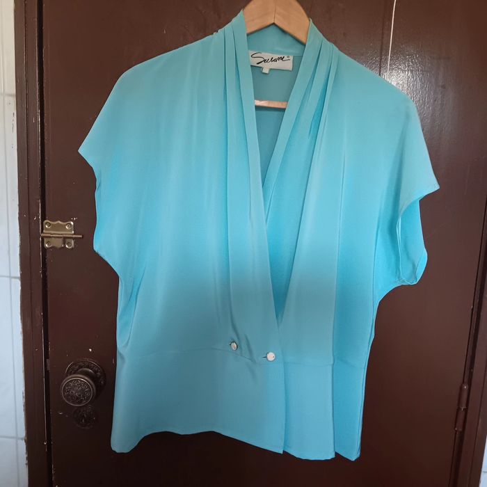 Diversas blusas para senhora
