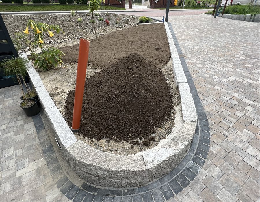 Humus/czarnoziem/przesiana ziemia ogrodowa/warzywniak/ogród/trawnik