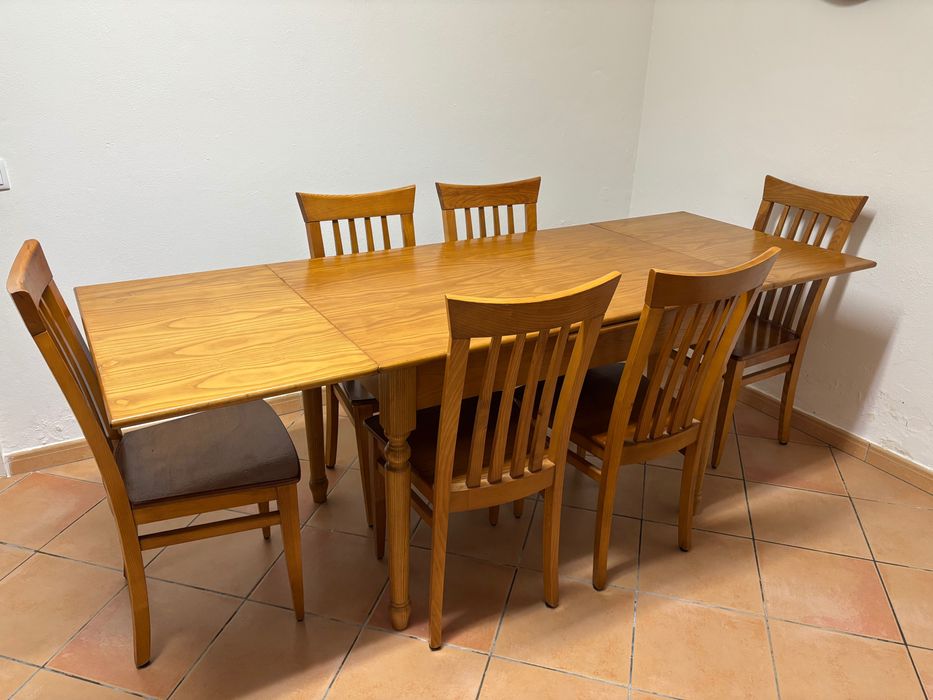 Vende-se mesa com 6 cadeiras