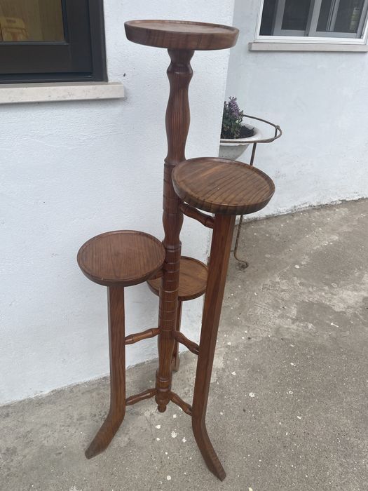Suporte para vasos em madeira.