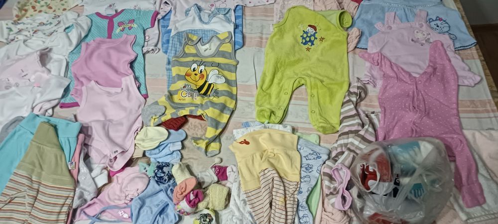 Zestaw ubrań dla niemowlaka, mieszane ciuszki, r. 56, nowe i uzywane