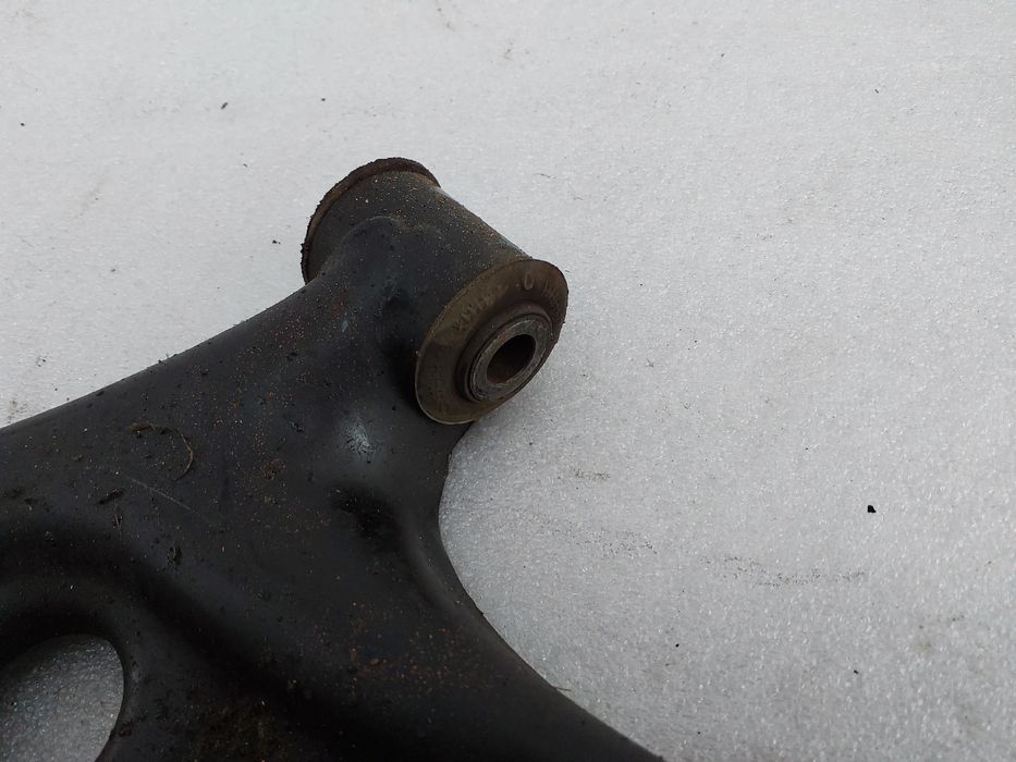 Braço de suspensão frente esquerdo FORD Ka+