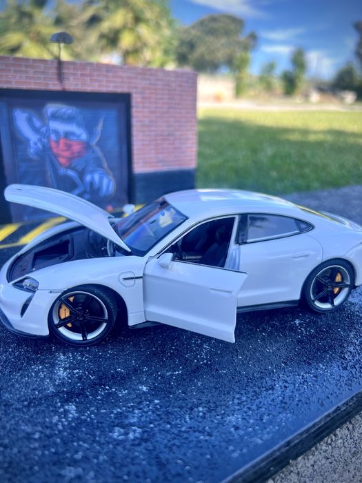 Porshe Taycan - 1:24 (Novo)