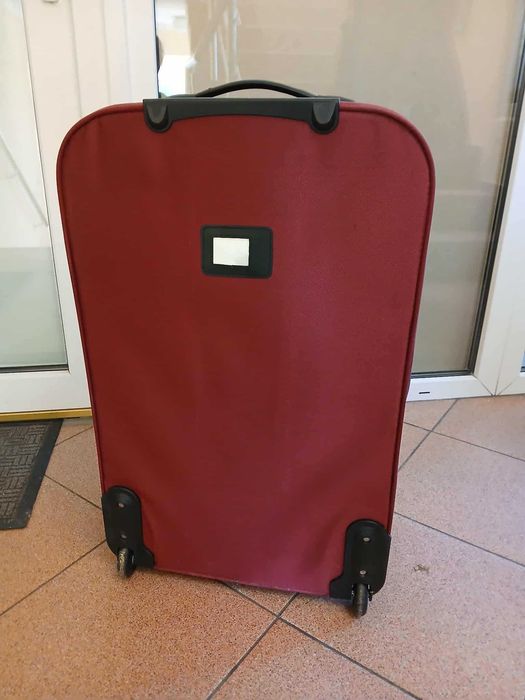 Walizka podróżna czerwona