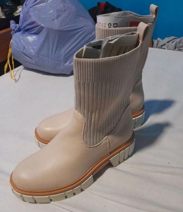 Botas novas nunca usadas tenho dois pares  n39 e número  40