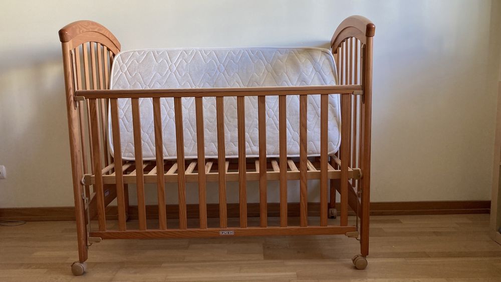 Cama de grades com colchão Como Nova