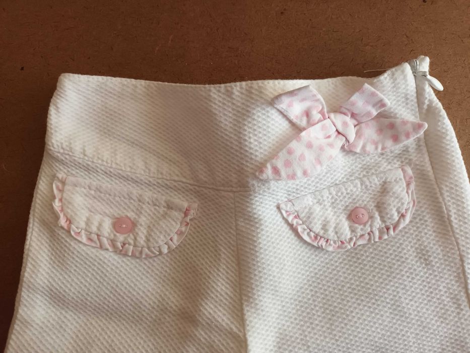 Calças brancas com laço