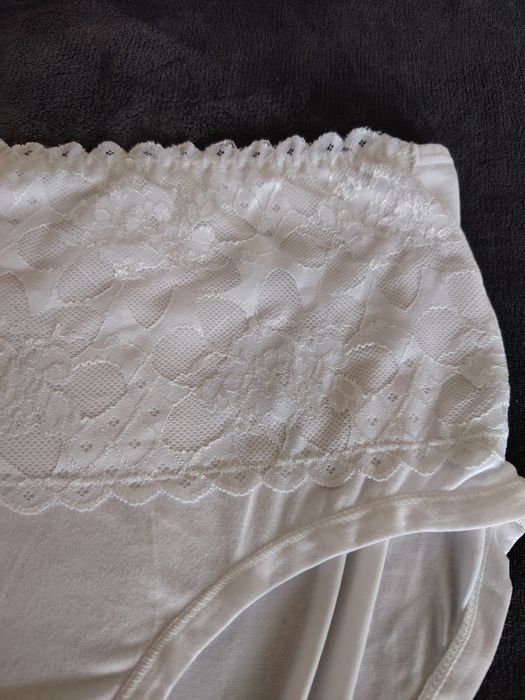 Majtki damskie z koronką.
