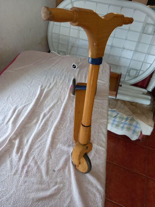 Trotinete Antiga em Madeira
