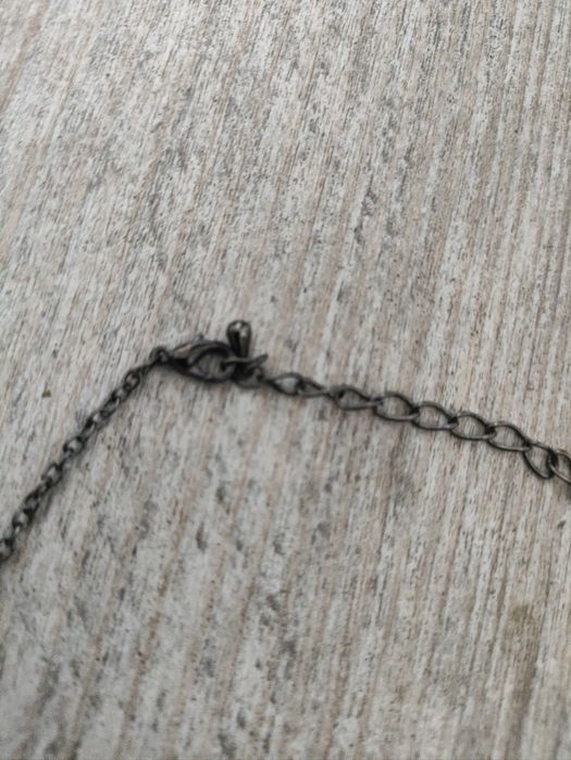 Krótki czarny naszyjnik z diamencikami