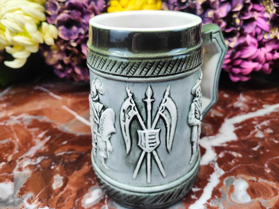 Śliczny ceramiczny kufel - 2 muszkieterów i rycerz - 0,65 L - Sitzendorf