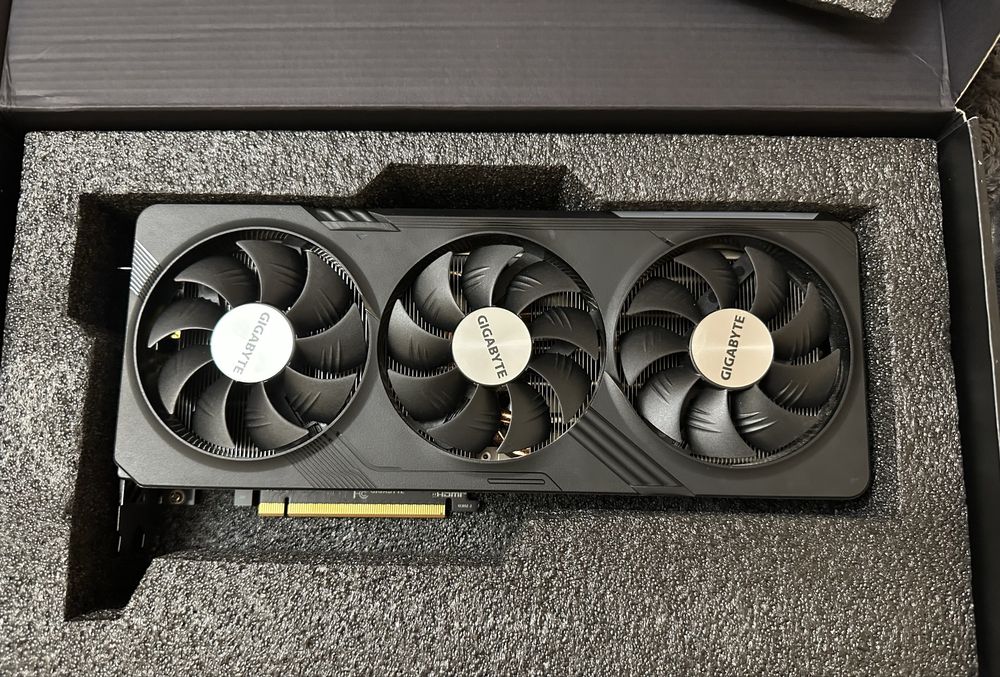 Відеокарта Gigabyte radeon rx7700 xt gaming oc12 G