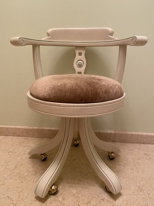 Італійський дитячий стілець на латуних роліках.