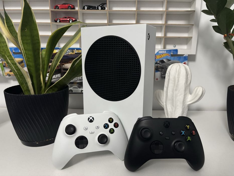 Xbox series s + 2 pady