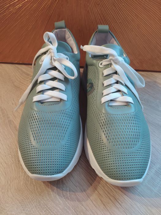Кросівки жіночі в ідеальному стані