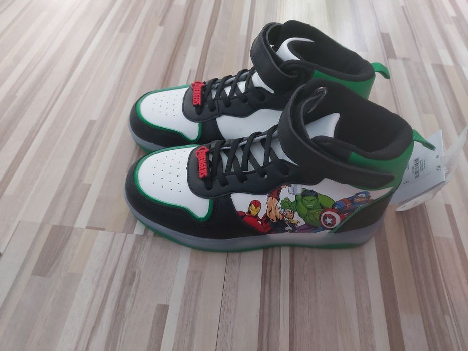 Świecące nowe buty dla chlopca