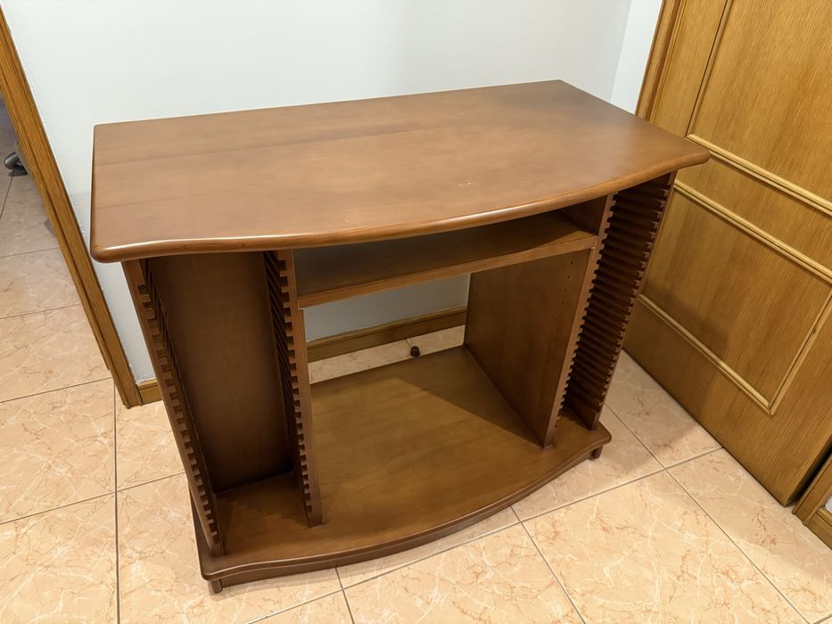 Móvel para TV com rodas