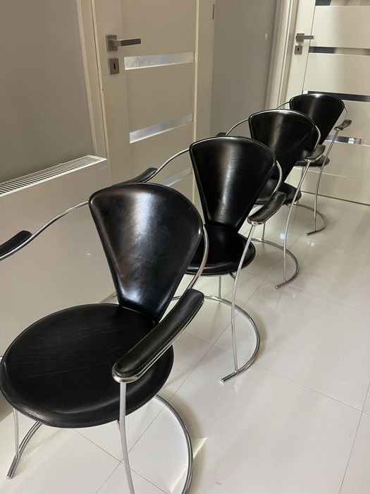 Piękny stół Glamour , lekki , stylowy , chrom skóra .