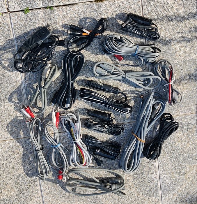 Vários cabos video e som