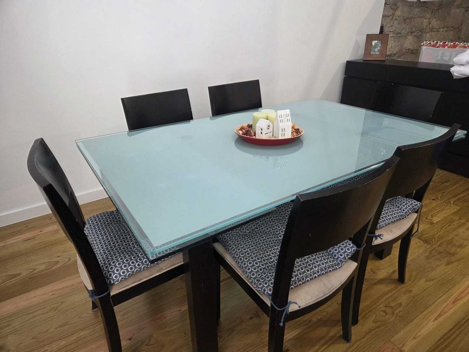 Mesa de sala de Jantar e cadeiras