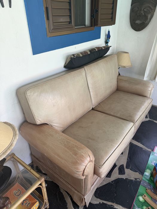 Sofá Cama em pele. Urgente. Venda por mudança de decoração