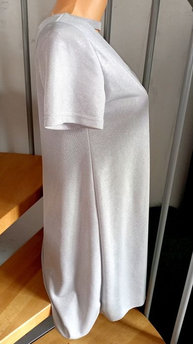 Sukienka w kształt litery A dekolt w serek choker srebrna nowa