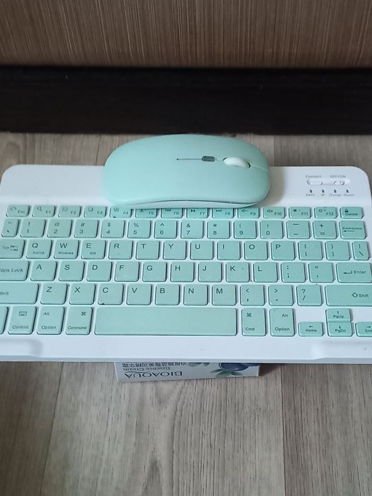 Безпроводная блютуз клавиатура + мышка.