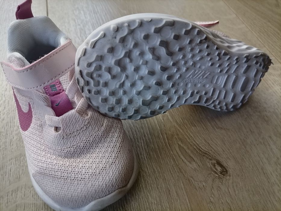 Buty dziecięce Nike, lekkie r. 22 stan bdb