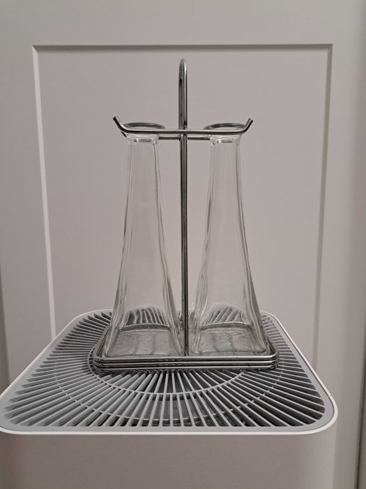 Butelki na oliwę na stojaku