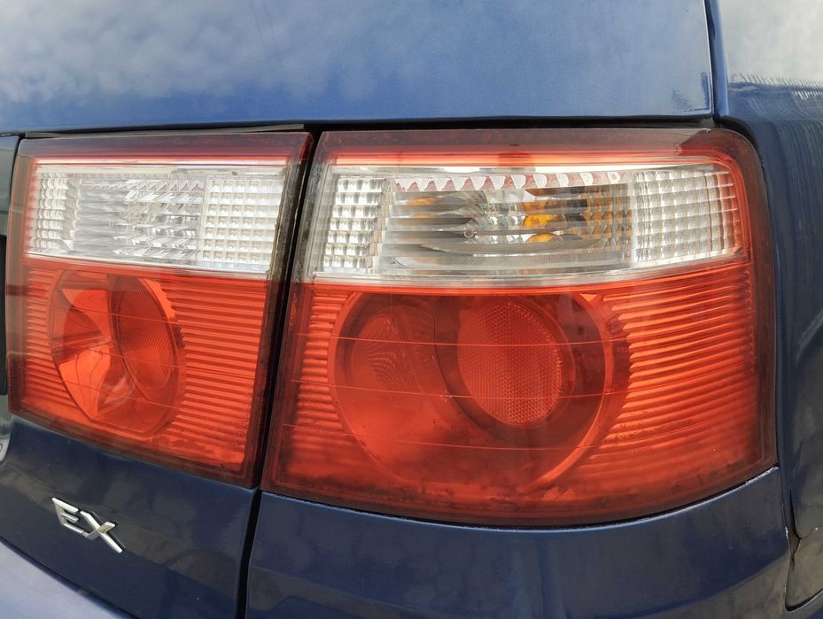 Kia Carens II 5D 2.0i 2004 r.Lampa tylna prawa.