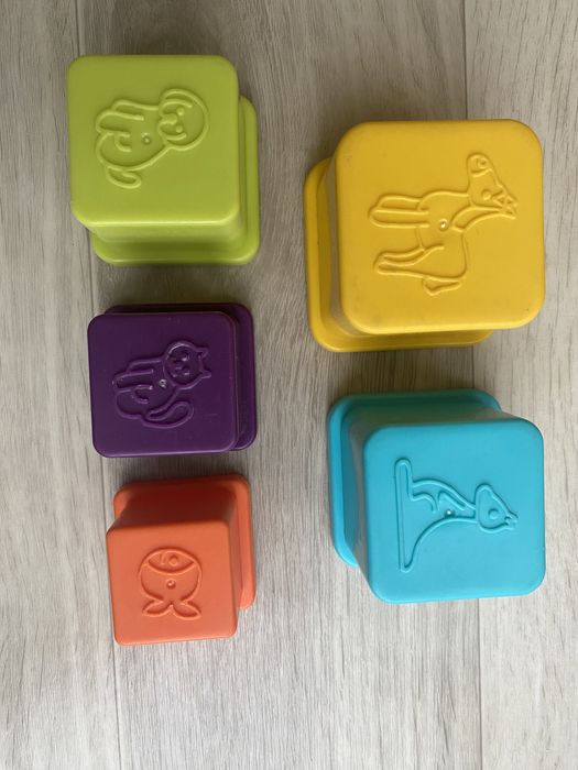 Brinquedo didático bebé pirâmide, formas e torre chocalho girafa