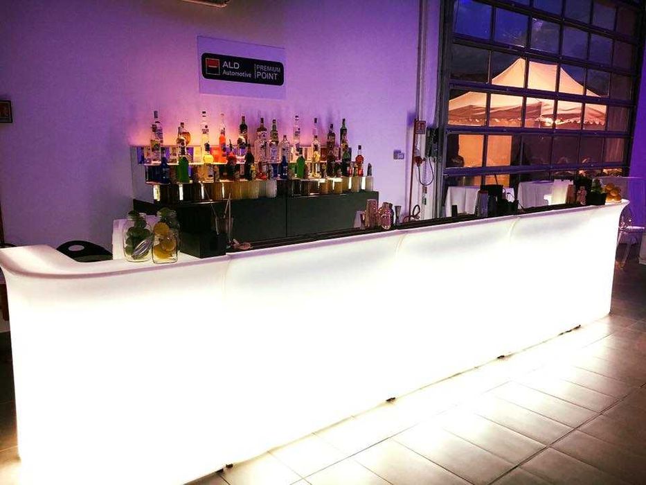 Balcão de bar com iluminação