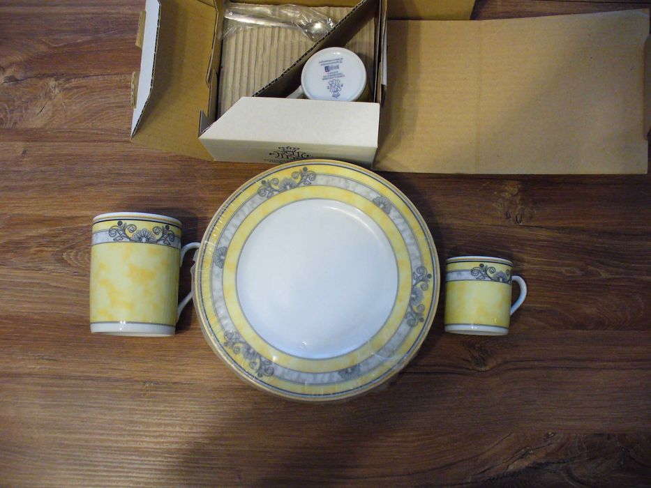 Zestaw porcelany: kubki, filiżaneczki, talerzyki