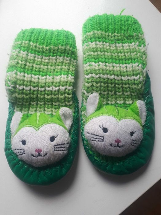 zielone kapcie kotki