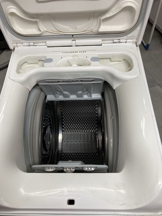 Pralka z uszkodzonym bębnem.