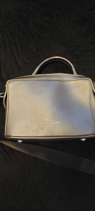 Mała torebka z kieszonkami.