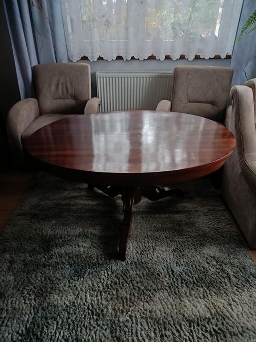Stół w stylu ludwikowskim