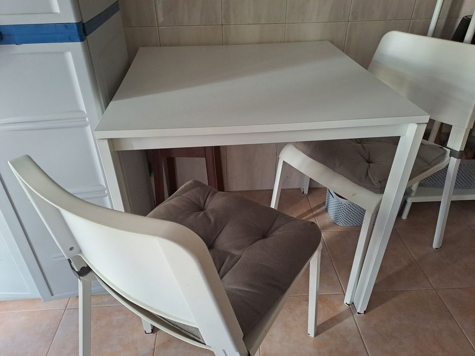 Mesa de cozinha com 2 cadeiras