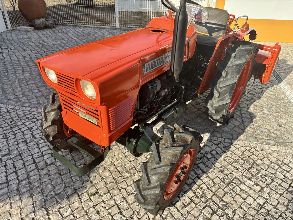 Trator Kubota L1500DT com fresa
